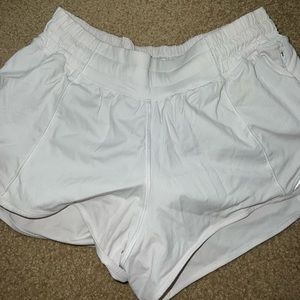 Lululemon hotty hot low rise white 2.5” shorts size 4